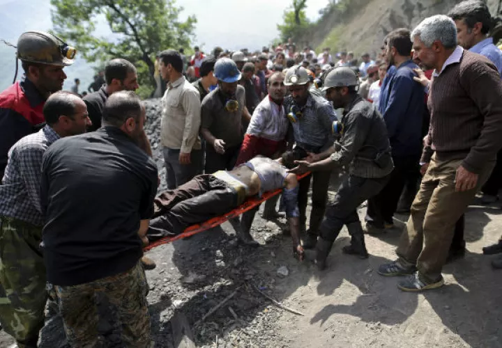 Trasladan a un herido. Foto/ AP