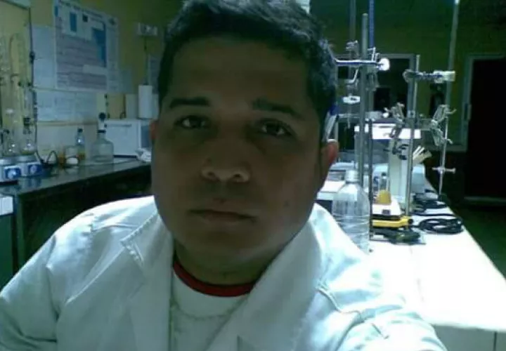 Jesús en el laboratorio. Foto: Mayra Madrid.