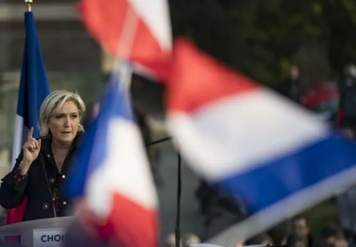 La ultraderechista Marine Le Pen ante miles de seguidores en su cierre de campaña. FOTO/AP