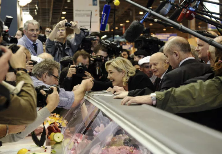 Marine Le Pen busca convertirse en la primera mujer que gobierne Franaci. FOTO/AP