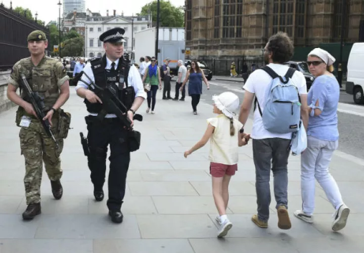 Policías y militares patrullan Londres. Foto: EFE