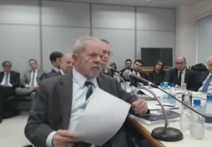 Por espacio de cinco horas,  Lula respondió a las preguntas del juez sobre la propiedad de un tríplex en Guarujá. FOTO/EFE