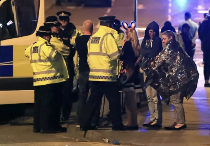 La policía brinda el apoyo a miles de personas. FOTO/AP