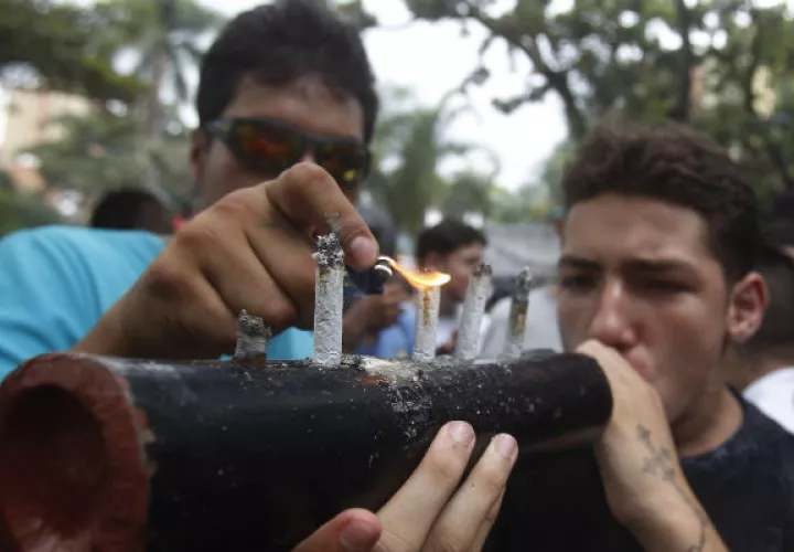 Unas 2,500 personas de distintas edades se movilizaron para pedir la despenalización del cannabis. FOTO/EFE 