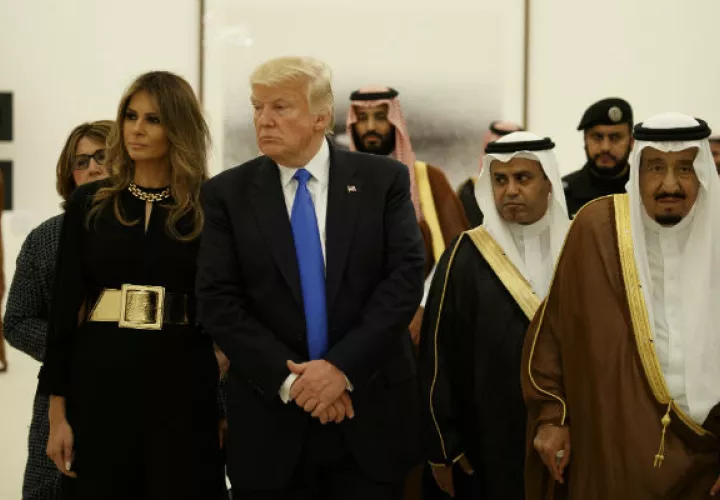 Melania Trump acompaña al presidente Donald Trump en su gira por Arabia Saudita. FOTO/AP