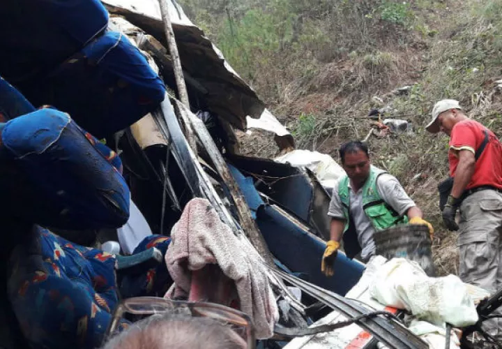 Los cuerpos de seguridad estatales acudieron al lugar para rescatar a los heridos y trasladarlos a hospitales cercanos, donde están recibiendo atención médica.FOTO/EFE