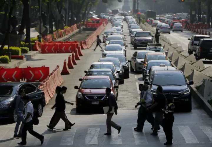 El nivel 1 de alerta, que ha estado en vigencia desde el lunes, ha duplicado el número de vehículos a los que no se les permite circular. FOTO/EFE