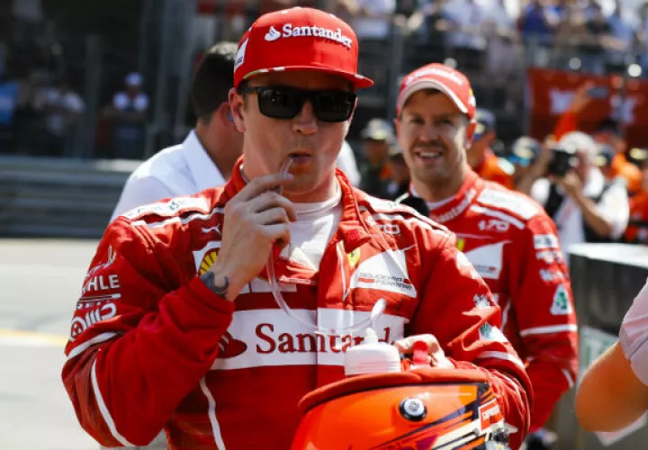 Kimi Raikkonen luce relajado para la prueba de mañana./ Foto AP