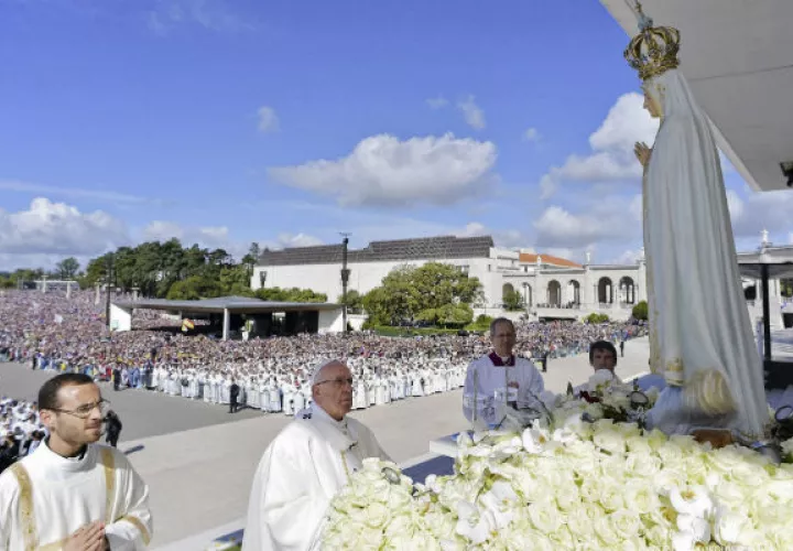 El papa Francisco hace una pausa para rezar ante la virgen de Fátima. FOTO/AP