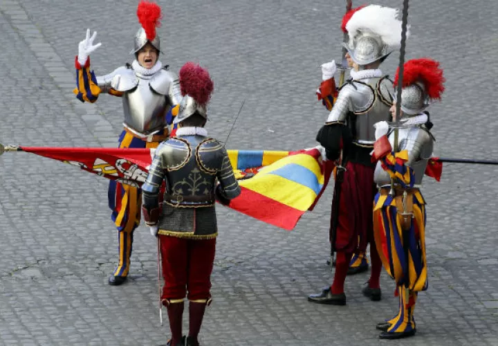 Los reclutas, que se matriculan por lo menos dos años, deben ser varones solteros, católicos, suizos y menores de 30 años. FOTO/AP