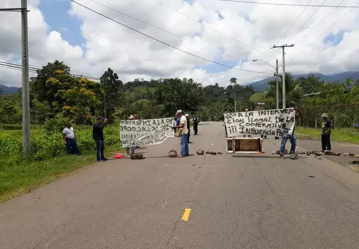 Nadie pasa en la vía. Fotos: Leonardo Machuca. 