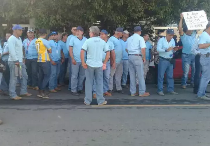 Los trabajadores gritaban consignas.  Fotos: Zenaida Vásquez. 