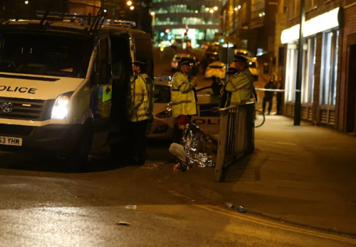 Una mujer es vista sentada en una calle cerca al Manchester Arena. FOTO/EFE
