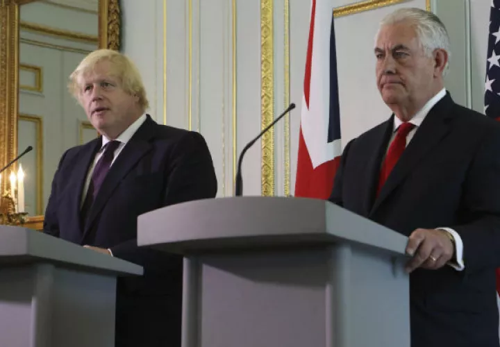 El ministro de Exteriores del Reino Unido, Boris Johnson (i), y el secretario de Estado de EEUU, Rex Tillerson, en conferencia de prensa. FOTO/EFE