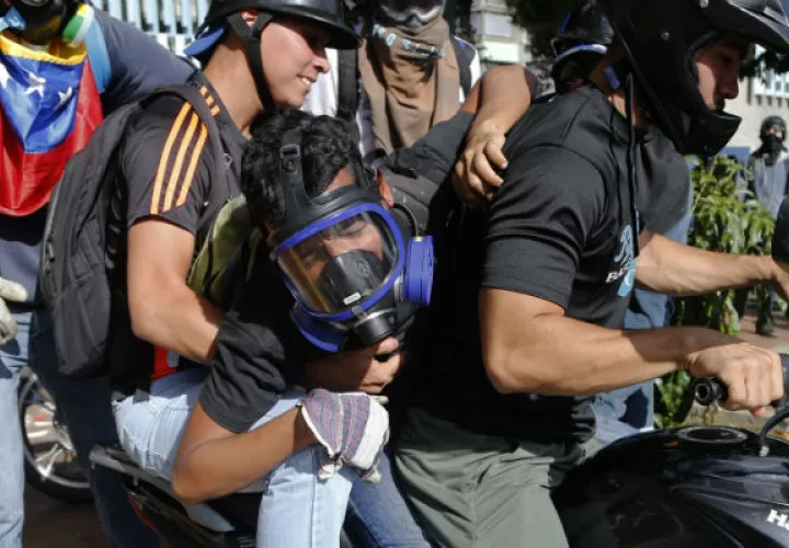 Las manifestaciones comenzaron a fines de marzo a raíz de dos sentencias de la Sala Constitucional del Tribunal Supremo de Justicia. FOTOS/AP