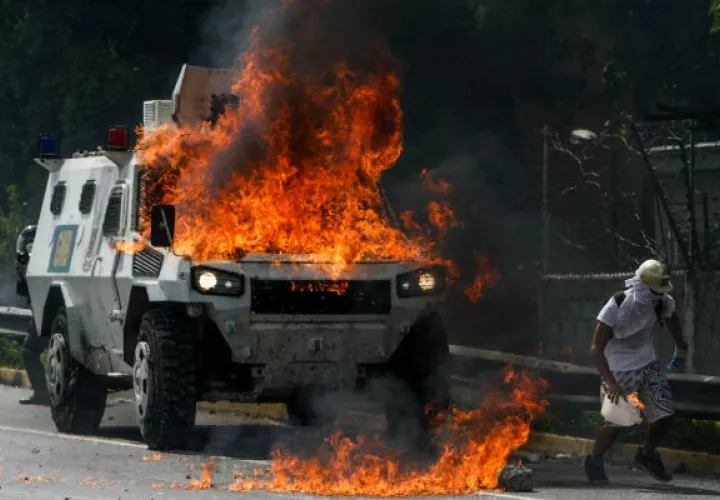 Lanzan bombas incendiarias. Foto: EFE