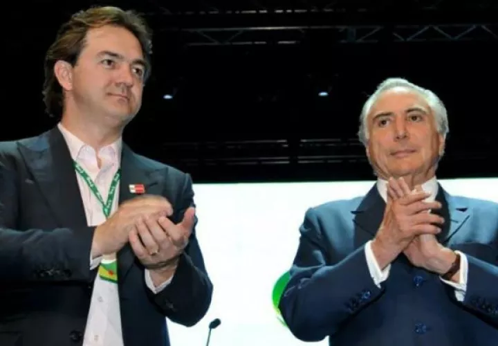 Dueños de la empresa JBS Joesley Batista (i) junto al presidente de Brasil, Michel Temer. FOTO/EFE