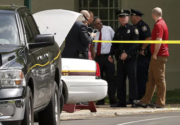 La policía acordonó el área, para realizar las investigaciones de rigor. FOTO/AP