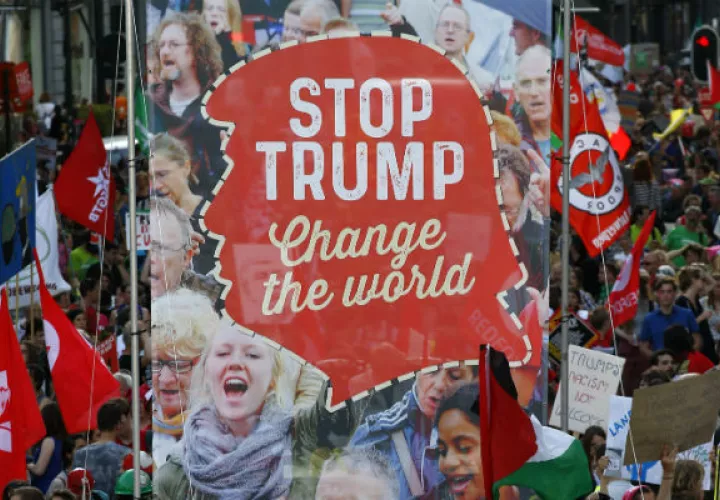 Protesta contra Trump en Bruselas. Foto: AP