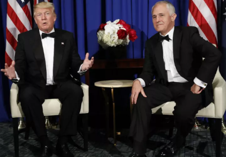 Donald Trump conversa con el Primer Ministro australiano Malcolm Turnbull. FOTO/AP