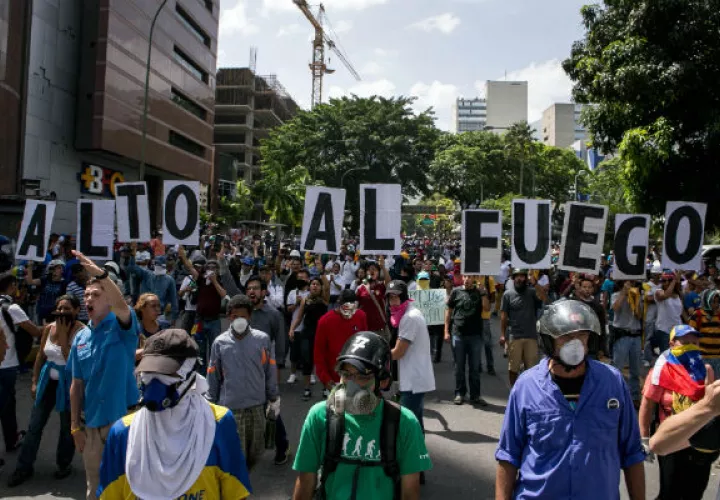 La opositora Adriana D'Elía dijo que en Venezuela periódicos y emisoras de radio han sido "calladas" por decir "la verdad" de lo que sucede. FOTO/EFE