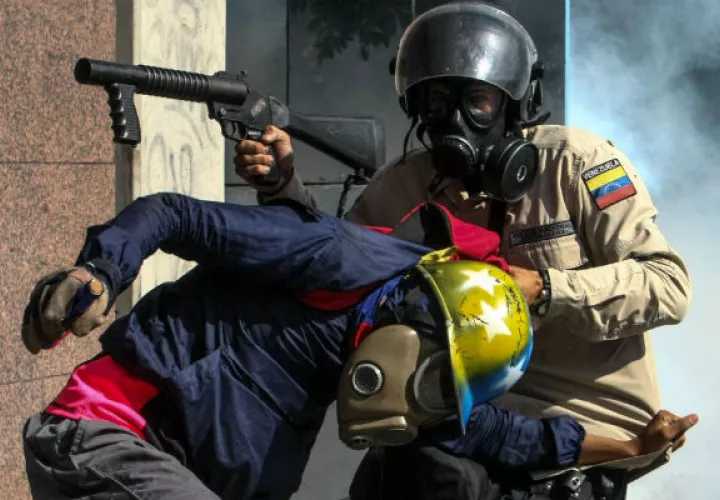 Momentos en que atrapan a un de los manifestantes. FOTO/EFE