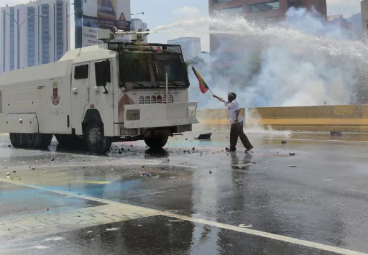 Los estamentos de seguridad han repelido las protestas con chorros de agua. FOTO/AP