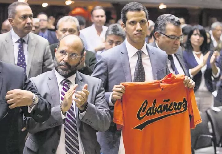 Un diputado sostiene la camiseta de Miguel Castillo, víctima de las protestas contra Nicolás Maduro. /Foto EFE