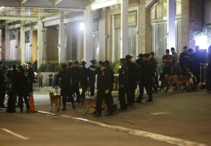 Bomberos y policías caminan fuera del  Resorts World Manila. /Foto AP