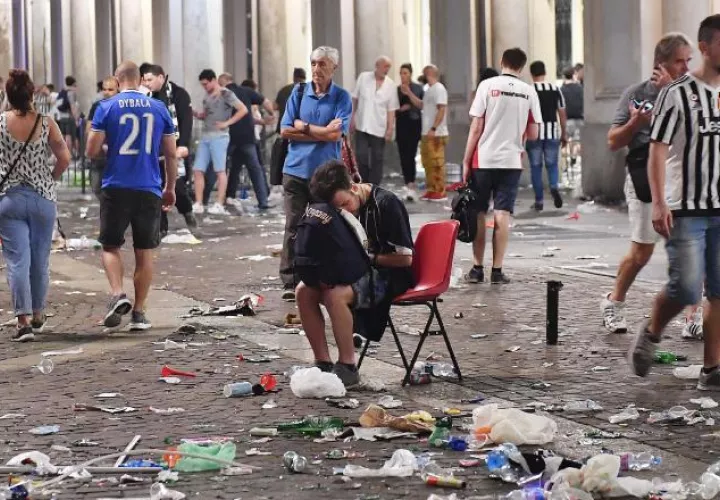El pánico se apoderó de la gente en la Plaza San Carlo. /Foto AP