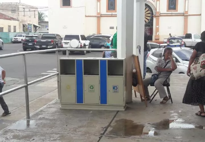 Los contenedores tienen compartimentos para depositar por separado plástico, cartón y latas. /Foto José Manuel Adames 