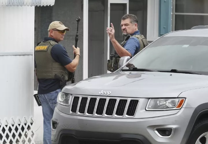 Policías frente a la casa de Robert Neumann Jr. /Foto AP