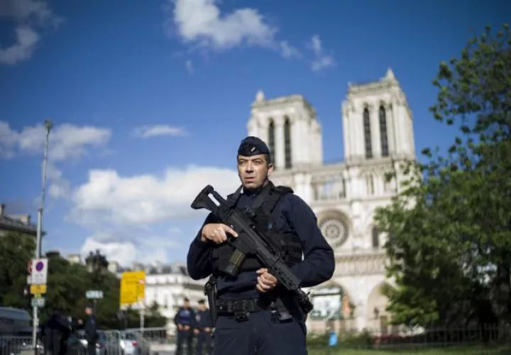 Un policía resguarda los predios de la catedral de Notre Dame. /Foto EFE