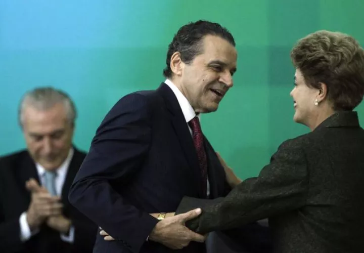Henrique Alves (c) saludando a la entonces presidenta Dilma Rousseff, atrás Michel Temer. /Foto EFE/Archivo 