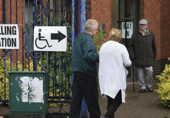 Una pareja de adultos mayores acude a votar a un colegio electoral en Belfast. /Foto EFE