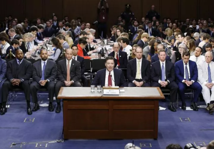 El exdirector del FBI James Comey (c) testifica ante el Comité de Inteligencia del Senado de EE.UU. /Foto EFE