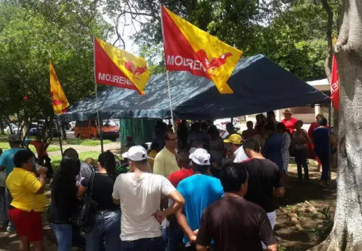 Mesa de votación.  Cortesía 