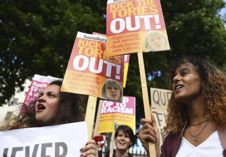 Manifestantes protestan contra la primera ministra británica y su gobierno, en Westminster, Londres. EFE