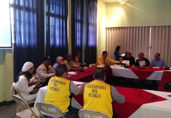La reunión contó con la mediación de la Defensoría del Pueblo. /Foto Víctor Eliseo Rodríguez 
