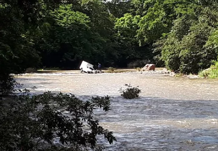 Con apoyo de la comunidad salió del caudaloso río. /Foto Elena Valdez 