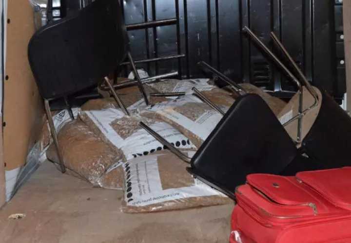 En el interior de la camioneta los atacantes tenían bomba incendiarias y otros objetos. /Foto AP