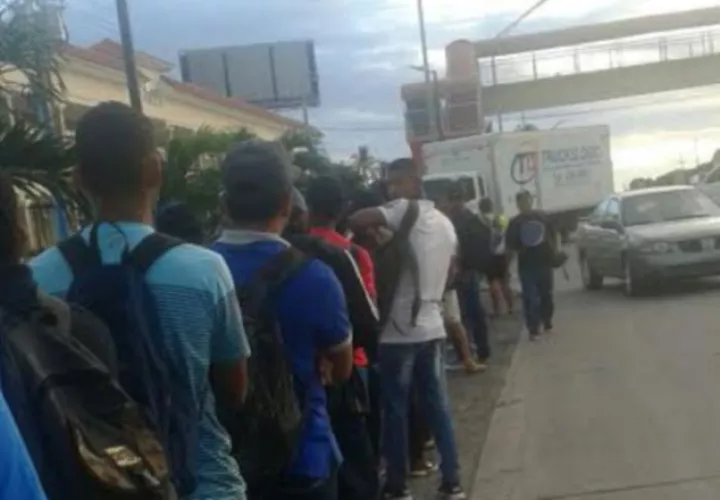 Pasajeros hacia Coronado forman fila en la vía Interamericana. /Foto Eric Ariel Montenegro