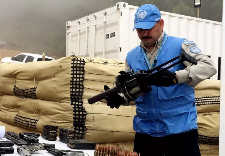 Inspeccionan las armas entregadas por la guerrilla. /Foto EFE