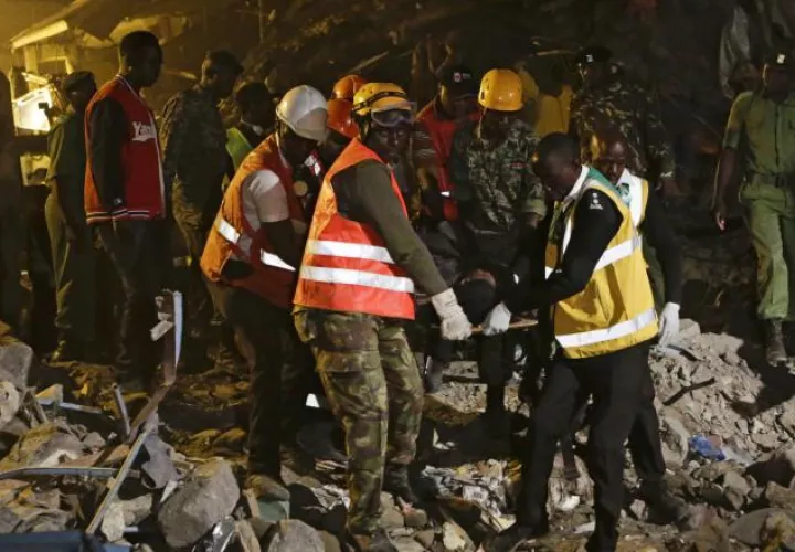 Miembros de los servicios militares de Kenia transportan a una superviviente. /Foto EFE
