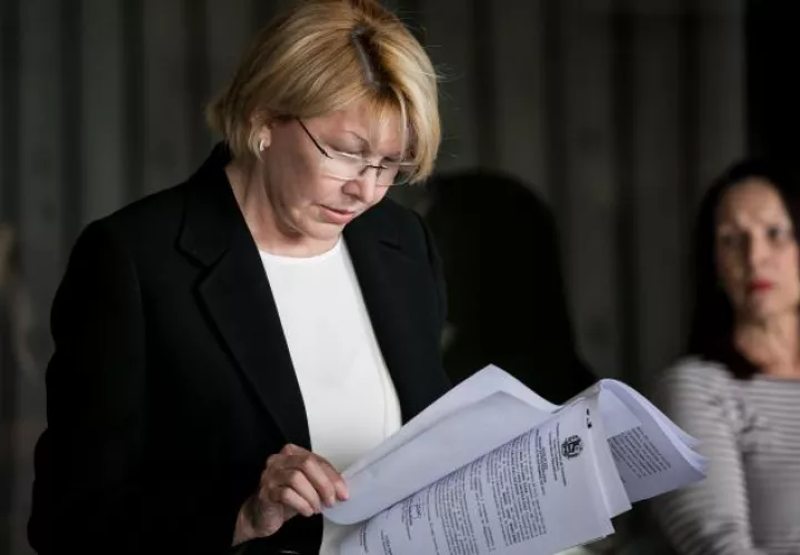 La fiscal general de Venezuela, Luisa Ortega Díaz, ofrece declaraciones a periodistas. /Foto EFE