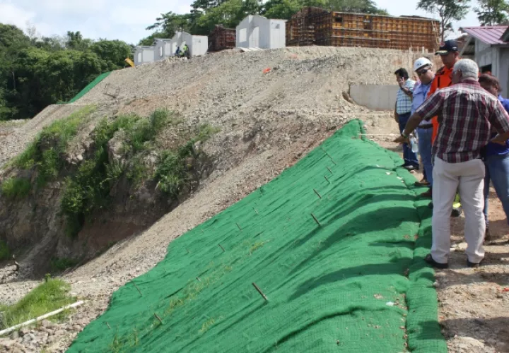 Colocan lonas para evitar los deslizamientos de tierra. /Foto Erick Montenegro