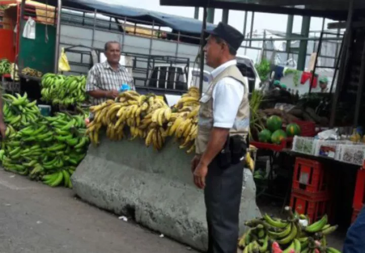 Usuarios se quejan por vendedores en las afueras del mercado. /Foto Eric Ariel Montenegro