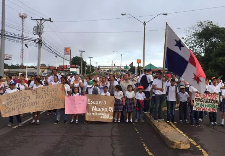 Por cuatro años los estudiantes sonaeños han estado dando clases en sitios no apropiados.  Víctor Eliseo Rodríguez 