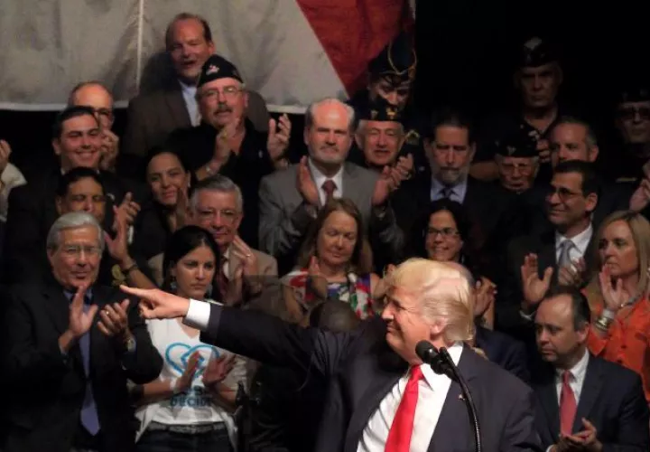 El presidente de EE.UU., Donald Trump, cuando disertaba en el teatro Manuel Artime en Miami. EFE