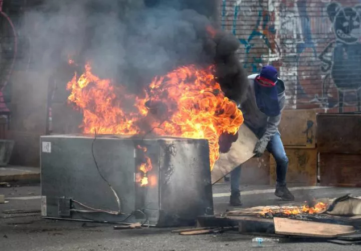 Protestas continuaron ayer en la ciudad de Caracas. EFE